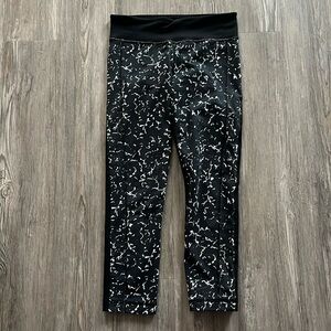 LADIES UNDER ARMOUR TIGHT FITTING LEGGINGS.  XS. BLACK/WHITE